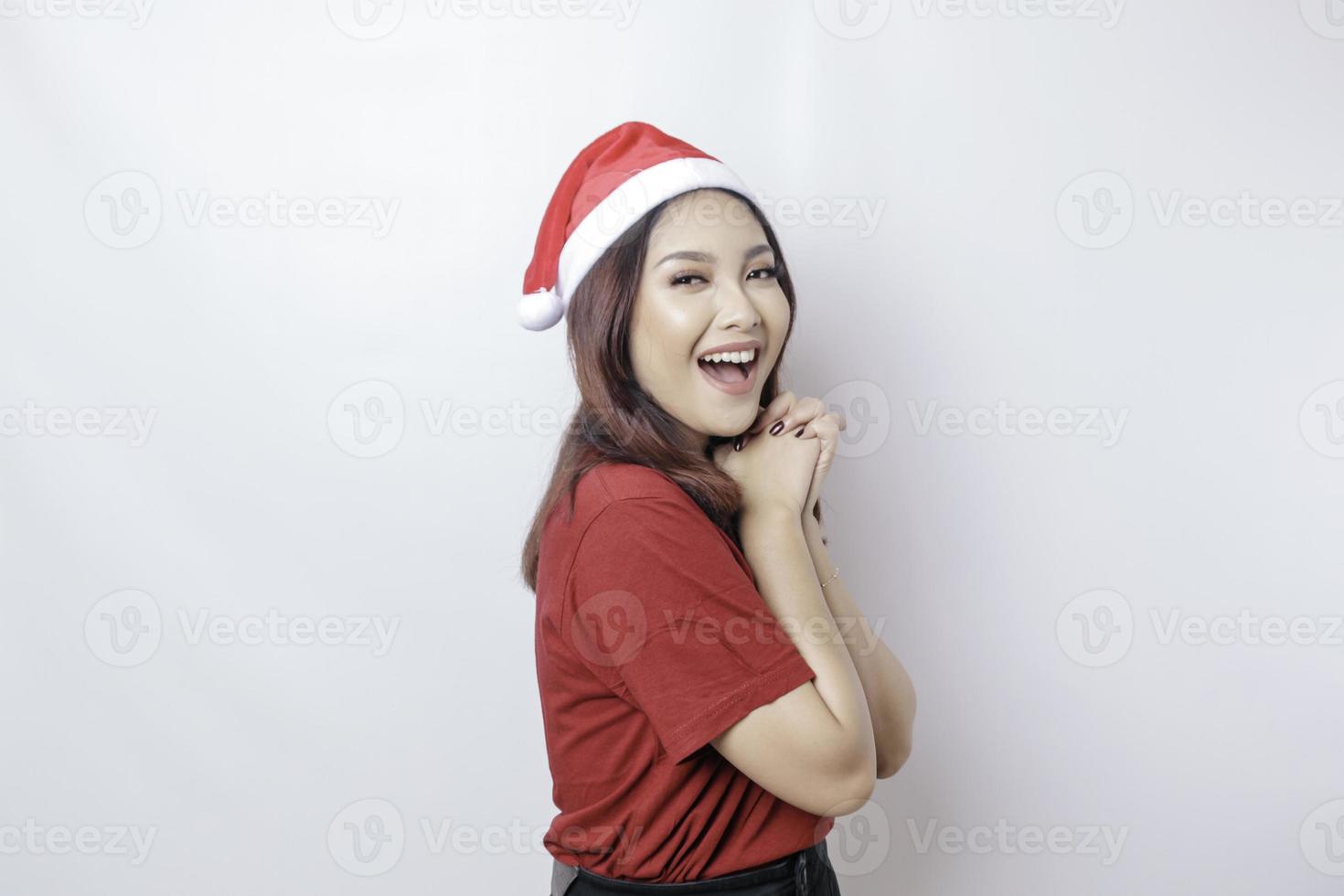 feliz mulher asiática santa está sorrindo isolado pelo fundo branco. conceito de natal. foto