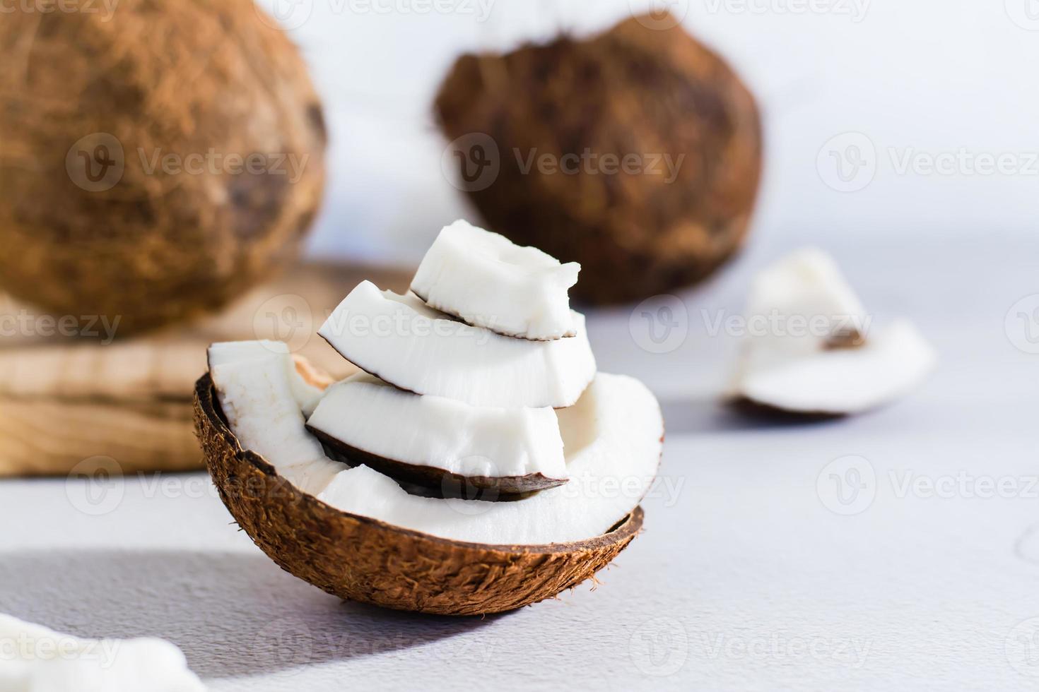pedaços de coco maduro em cima da mesa. frutas tropicais. fonte natural de antioxidantes. fechar-se foto