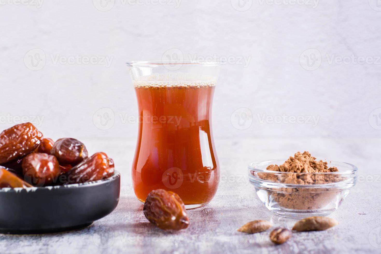 uma xícara de café de sementes de tâmara moídas em cima da mesa. alternativa ao café, evitar cafeína foto