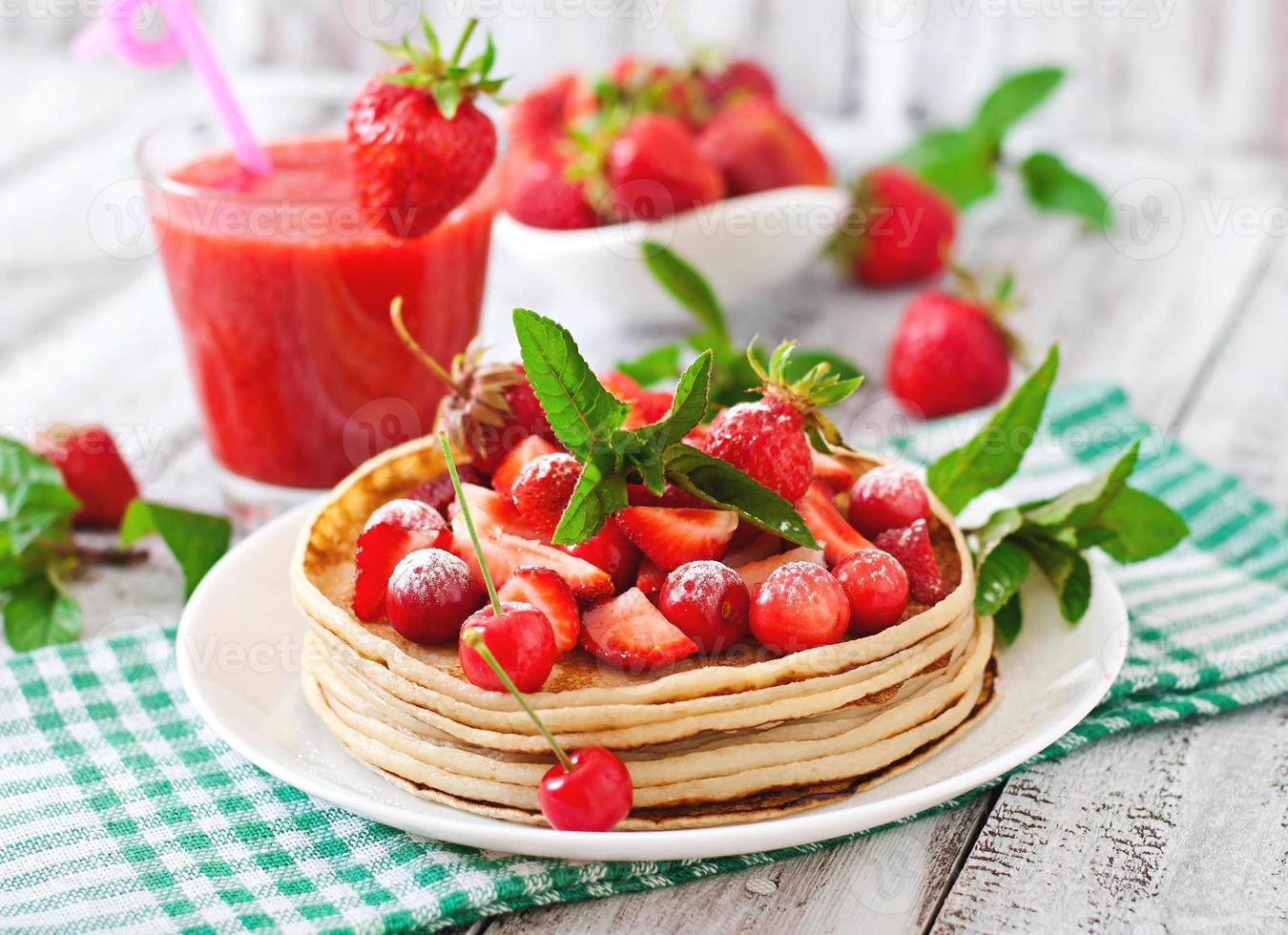 panquecas com frutas e smoothie de morango em estilo rústico foto