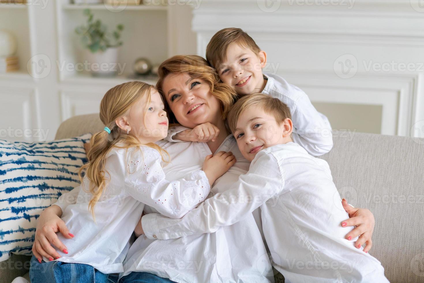 lindos filhos abraçando, mãe animada mostrando amor e carinho, mãe sorridente foto