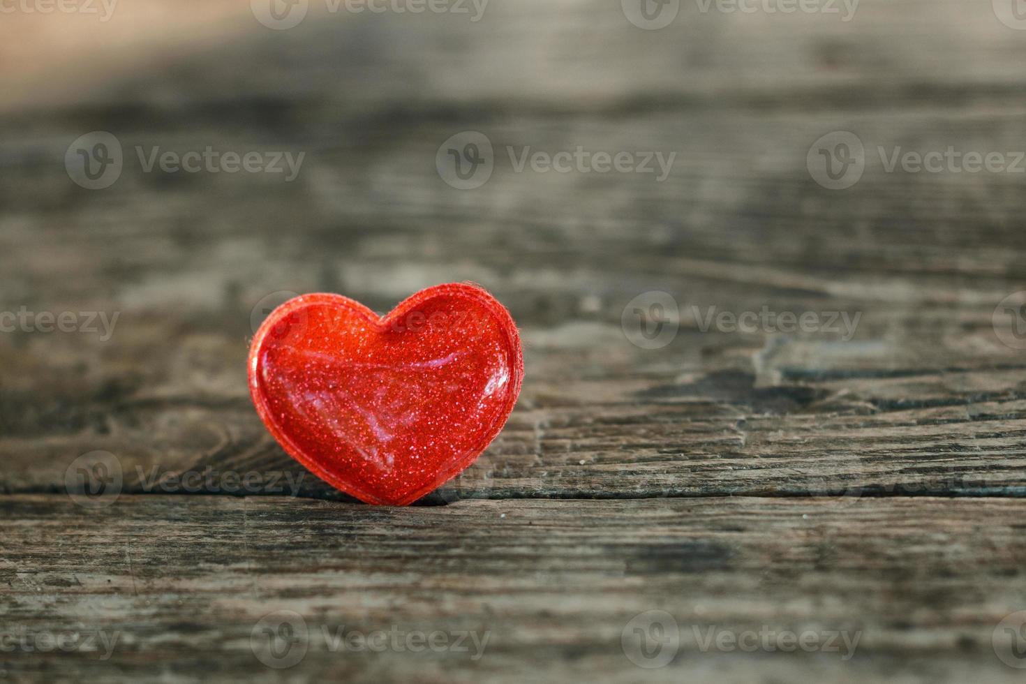 lindo coração vermelho sobre fundo de madeira, conceito de romance e amor. foto