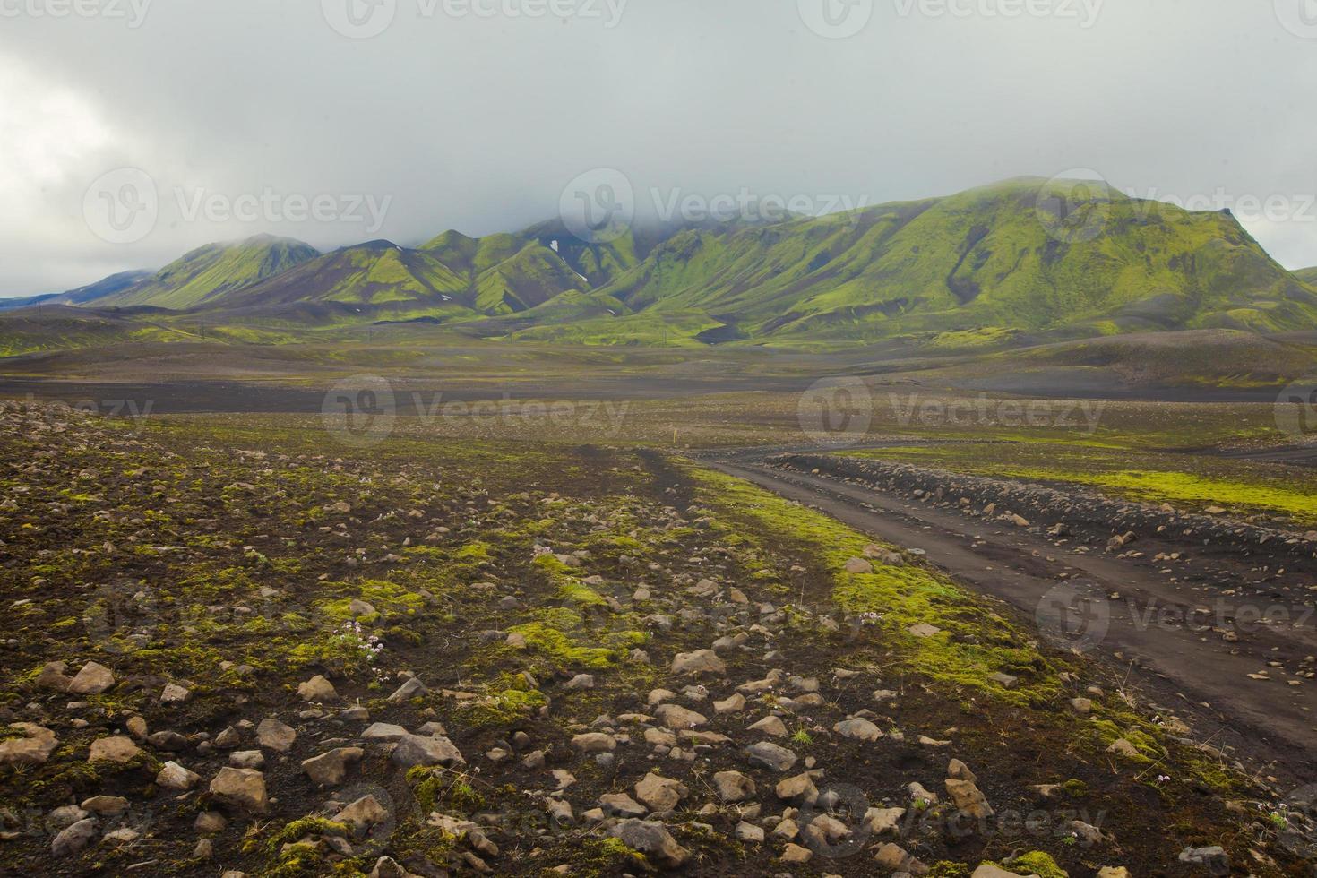 famoso centro de caminhadas islandês landmannalaugar paisagem com montanhas coloridas, Islândia foto