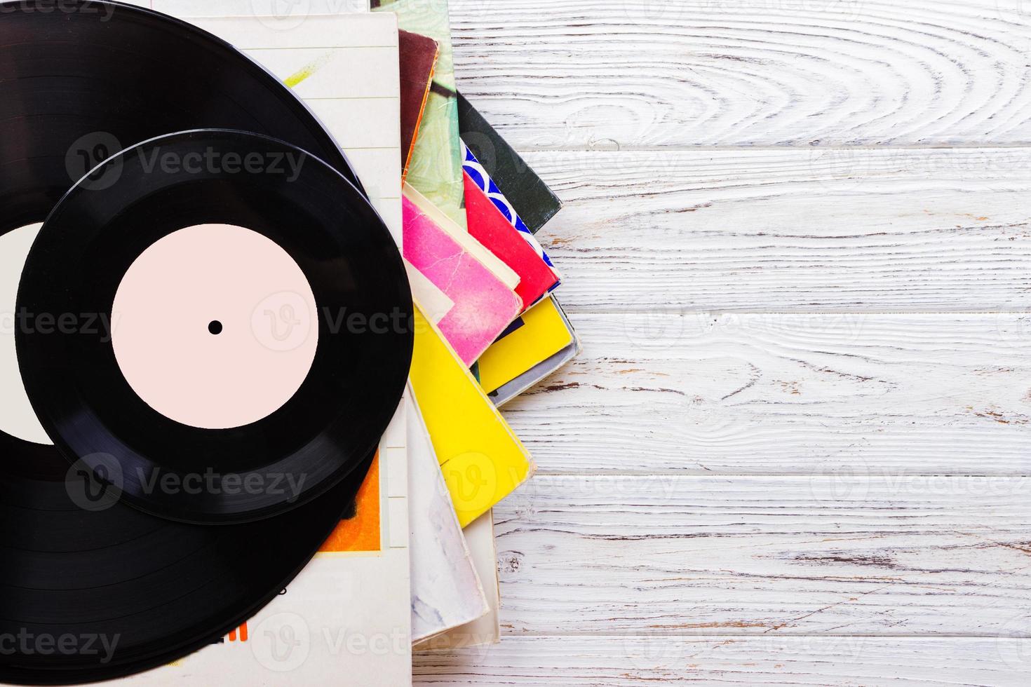 disco de vinil antigo na mesa de madeira, foco seletivo e imagem enfraquecida foto