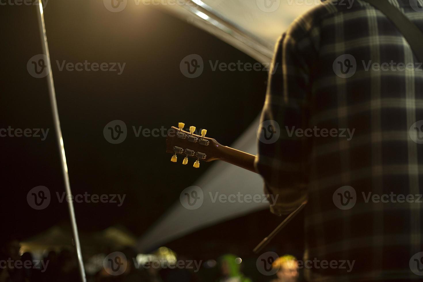 músico no palco. guitarrista se apresenta no festival. detalhes do festival de música. foto