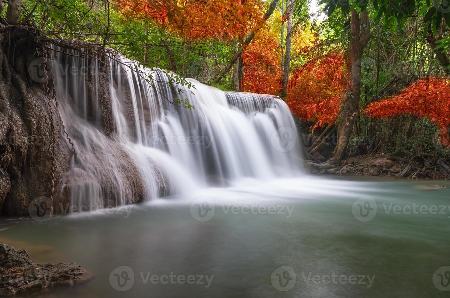 bela cachoeira na floresta foto