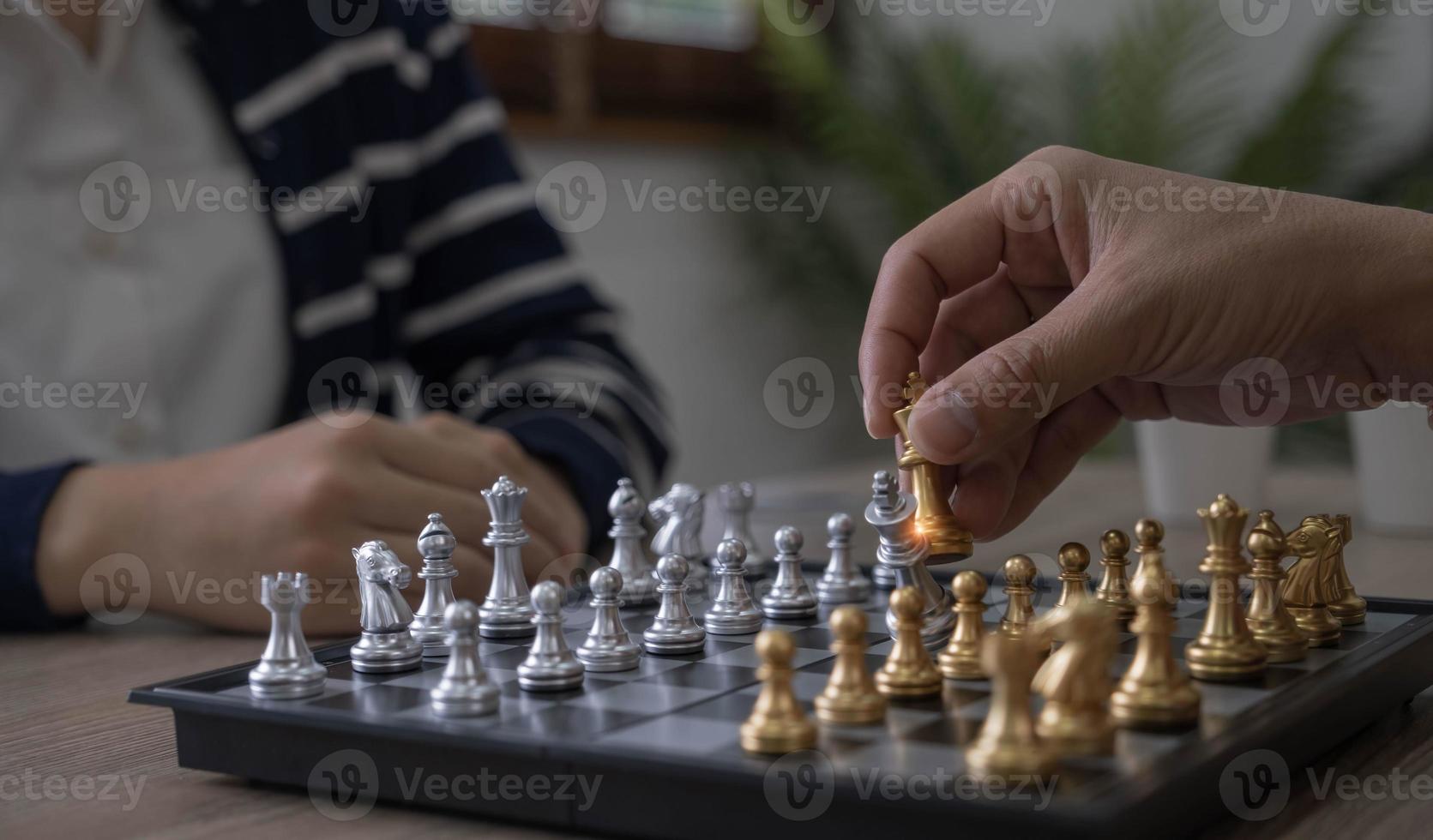 closeup mão de homem movendo a figura de xadrez no jogo de sucesso da competição. conceito de estratégia, gestão ou liderança foto