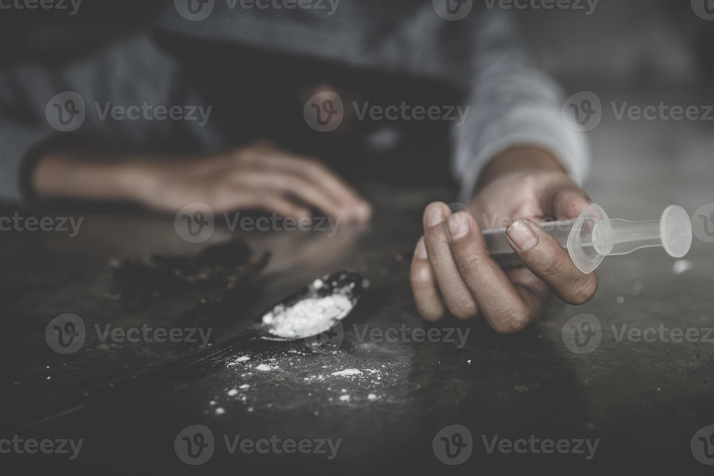 uma agulha em uma mão humana. pare o conceito de dependência de drogas. dia internacional contra o abuso de drogas. parar de usar drogas ilegais. foto