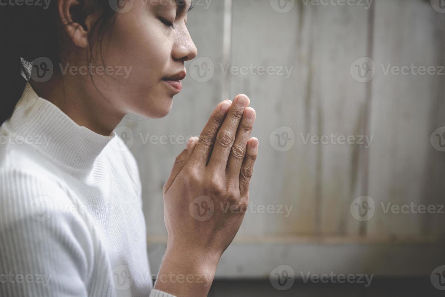 preste respeito, mulher rezando as mãos com fé na religião. gesto de mãos namaste ou namaskar, posição de oração. foto