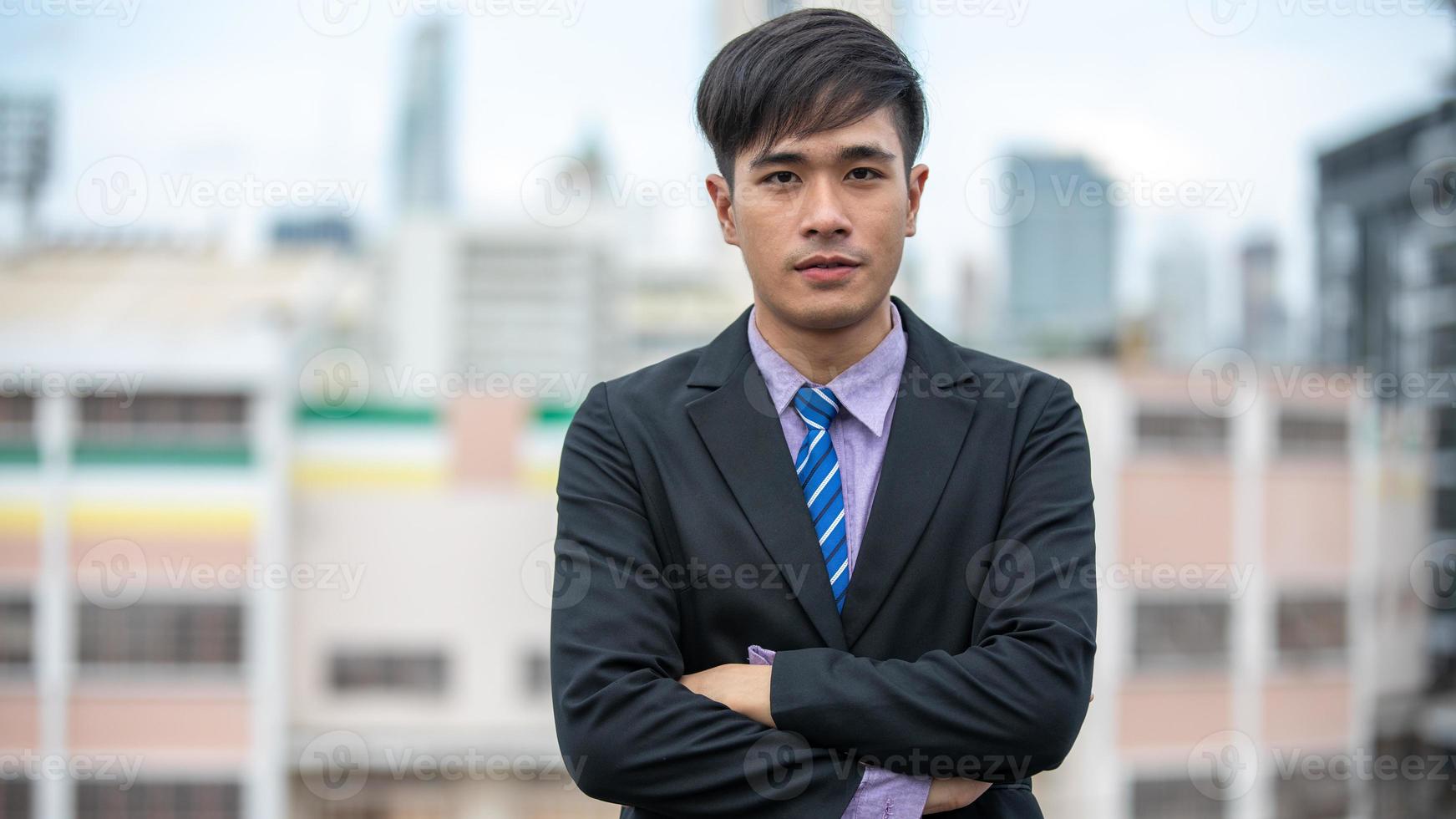 homem de negócios em pé com confiança sorrindo e rindo feliz fora do escritório. foto