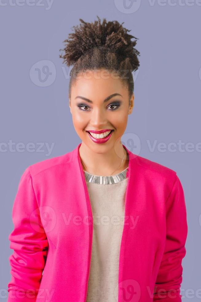 retrato de uma bela jovem sorridente alegre e atraente rase mista em blazer rosa foto