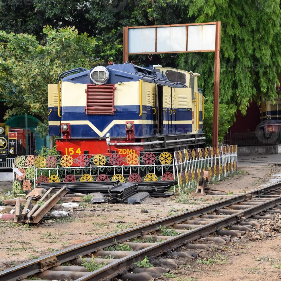 kalka, haryana, índia 14 de maio de 2022 - motor de locomotiva diesel de trem de brinquedo indiano na estação ferroviária de kalka durante o dia, motor de locomotiva diesel de trem de brinquedo kalka shimla foto