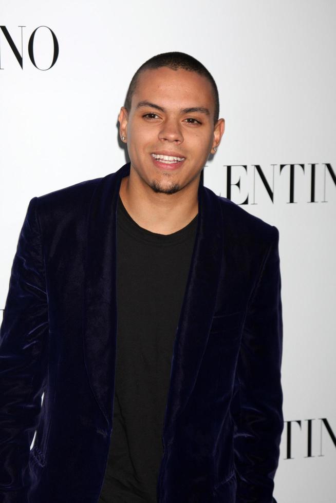 los angeles, 27 de março - evan ross chega ao valentino beverly hills abrindo na loja valentino em 27 de março de 2012 em beverly hills, ca foto