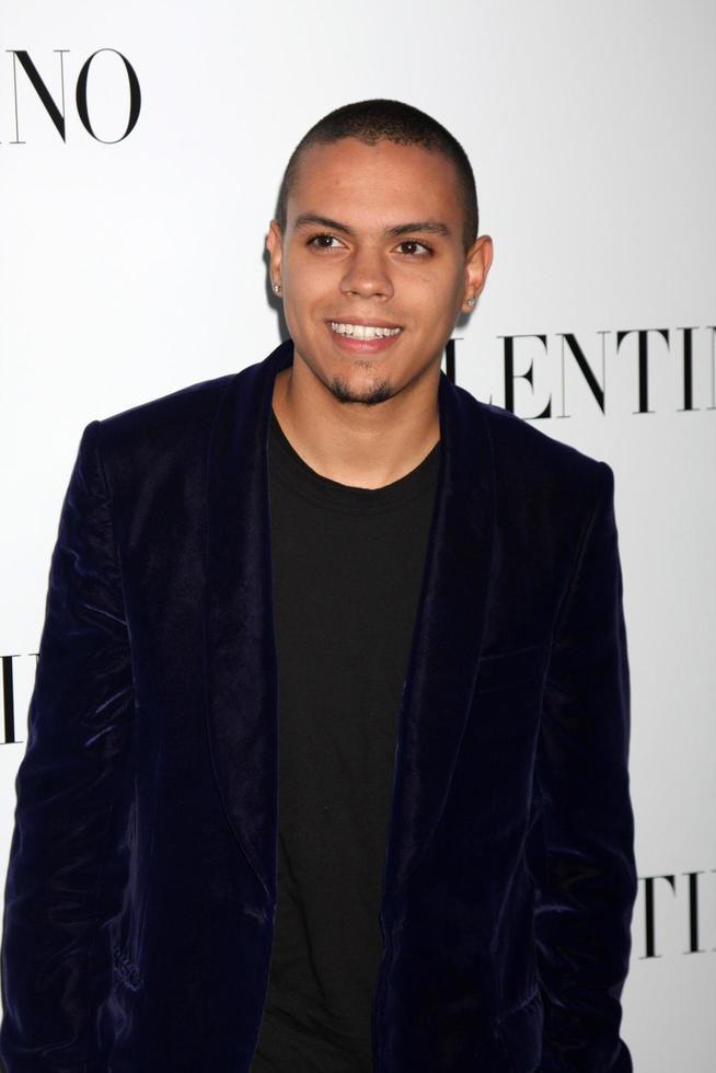 los angeles, 27 de março - evan ross chega ao valentino beverly hills abrindo na loja valentino em 27 de março de 2012 em beverly hills, ca foto