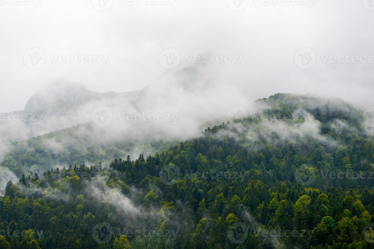 montanha-floresta em cloudscape-pyrenees frança foto
