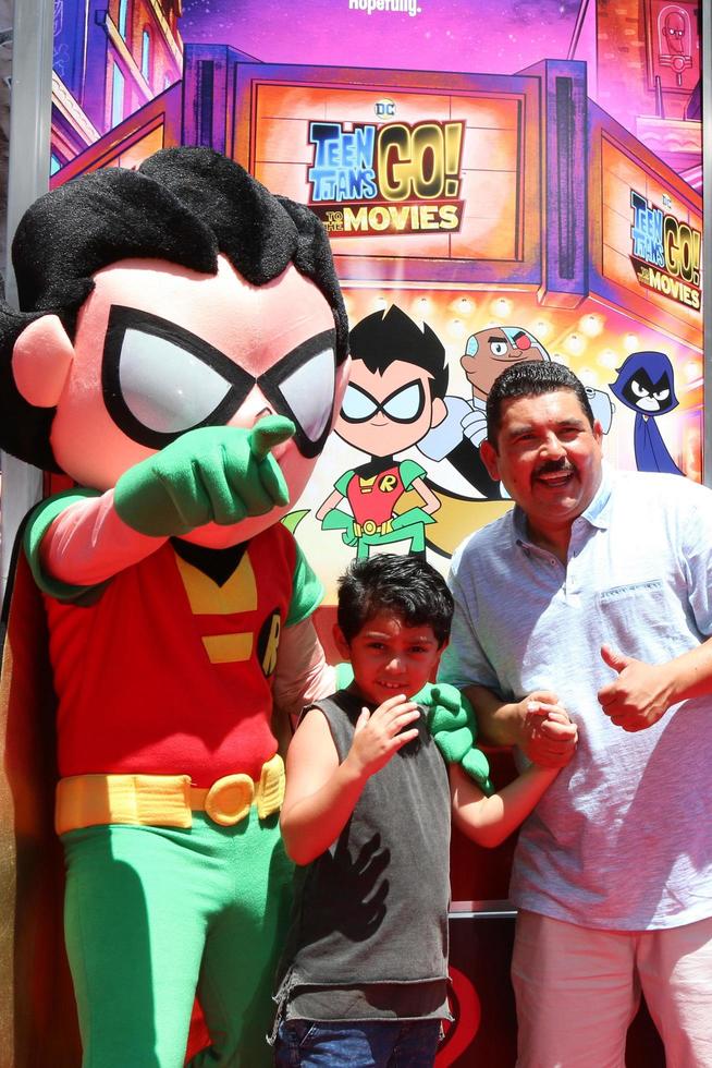 los angeles - 22 de julho guiillermo rodriguez, filho do teen titans ir ao cinema estréia no tcl chinese theatre imax em 22 de julho de 2018 em los angeles, ca foto