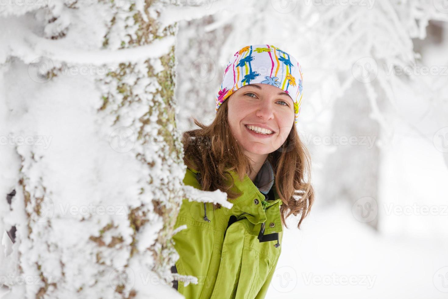 Mulher bonita posando em floresta congelada de inverno foto