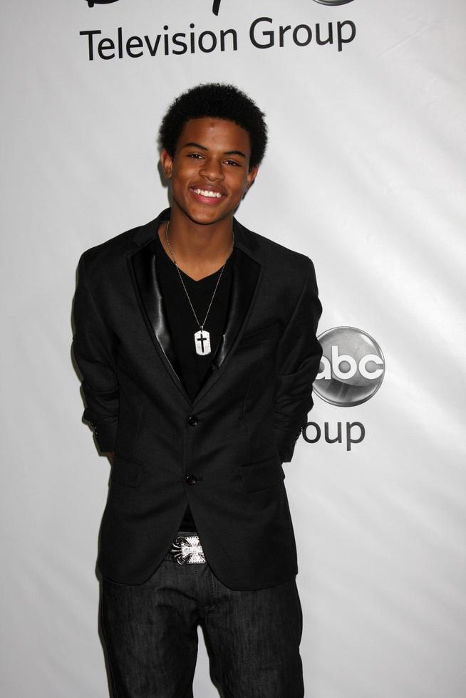 los angeles - 10 de janeiro - trevor jackson chega ao abc tca party winter 2012 no langham huntington hotel em 10 de janeiro de 2012 em pasadena, ca foto