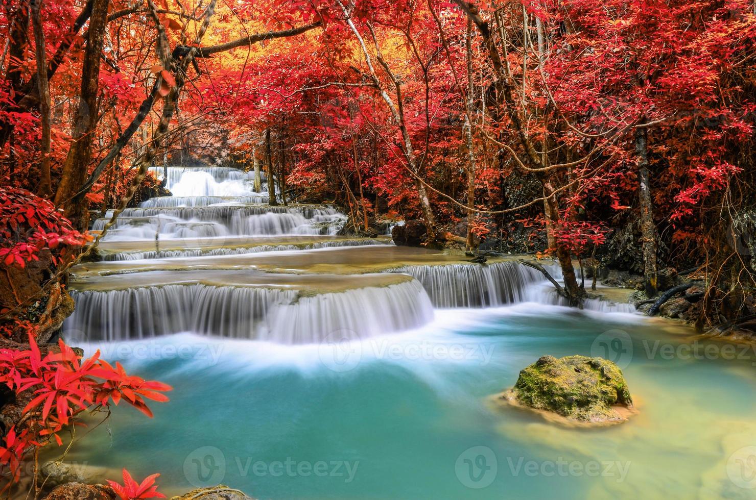 bela cachoeira de floresta profunda, huay mae khamin, kanchanaburi, foto