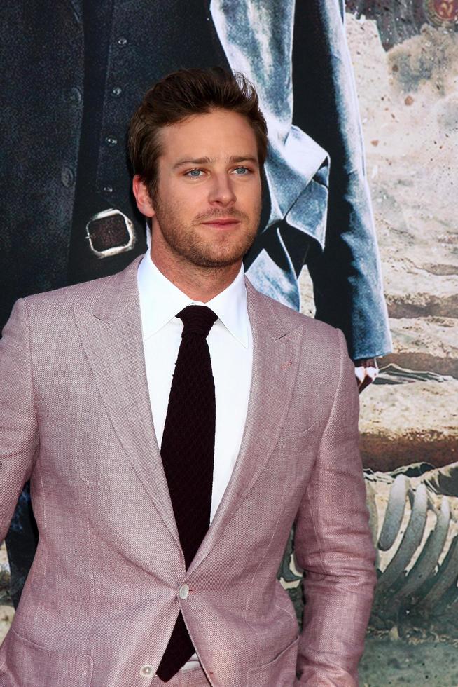 los angeles - 22 de junho - armie hammer na estreia mundial do lone ranger na aventura da disney s califórnia em 22 de junho de 2013 em anaheim, ca foto