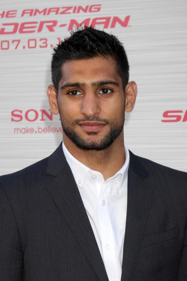 los angeles - 28 de junho - amir khan chega na estréia do incrível homem-aranha no teatro da vila em 28 de junho de 2012 em westwood, ca foto