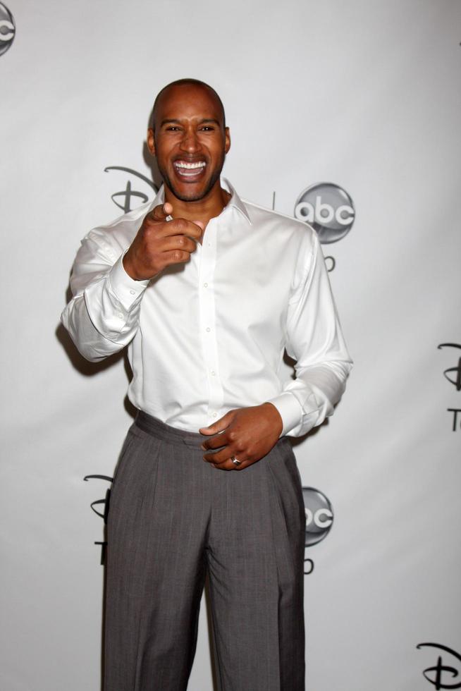 los angeles - 7 de agosto - henry simmons chegando ao grupo de televisão disney abc 2011 summer press tour party no beverly hilton hotel em 7 de agosto de 2011 em beverly hills, ca foto