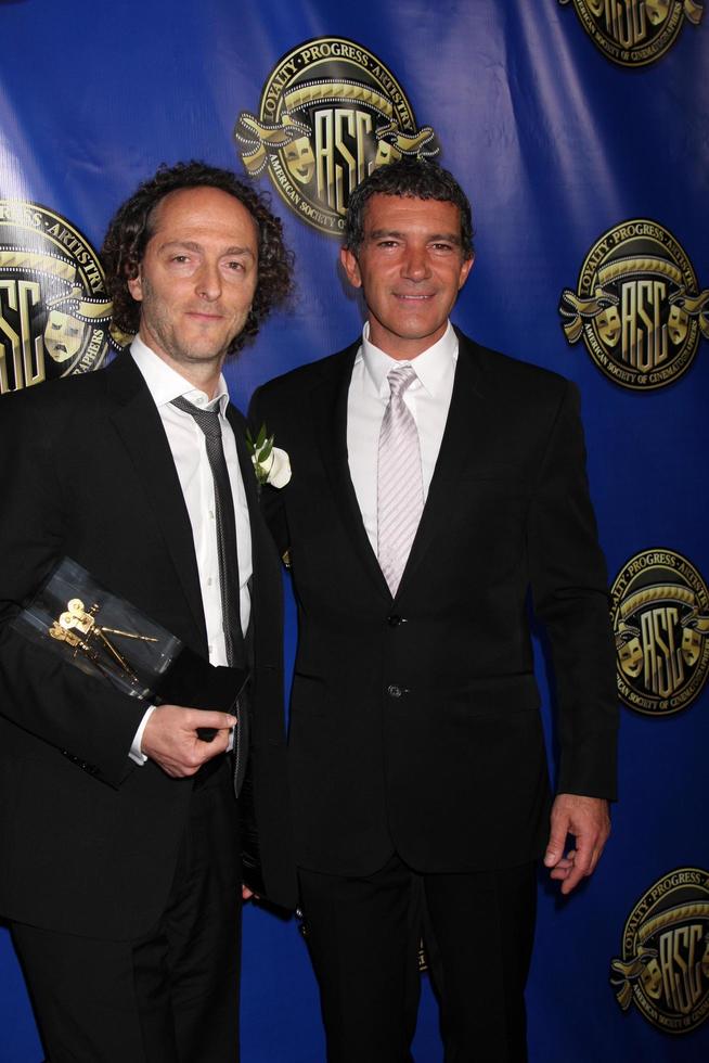 los angeles - 12 de fevereiro - emanuel lubezki, antonio banderas na área de imprensa do 2012 american society of cinematographers awards no grand ballroom, hollywood and highland em 12 de fevereiro de 2012 em los angeles, ca foto