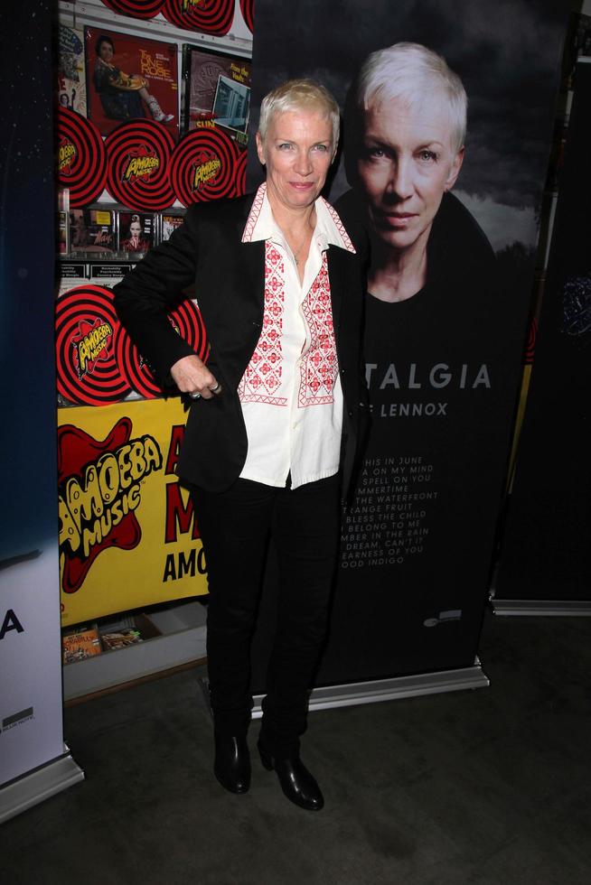 los angeles - 10 de outubro - annie lennox na aparição na loja para assinar nostalgia na amoeba records em 10 de outubro de 2014 em los angeles, ca foto