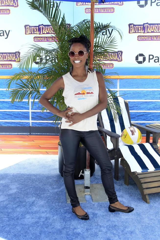 los angeles - 30 de junho - shanola hampton no hotel transilvânia 3 - estreia mundial de férias de verão no teatro da vila em 30 de junho de 2018 em westwood, ca foto