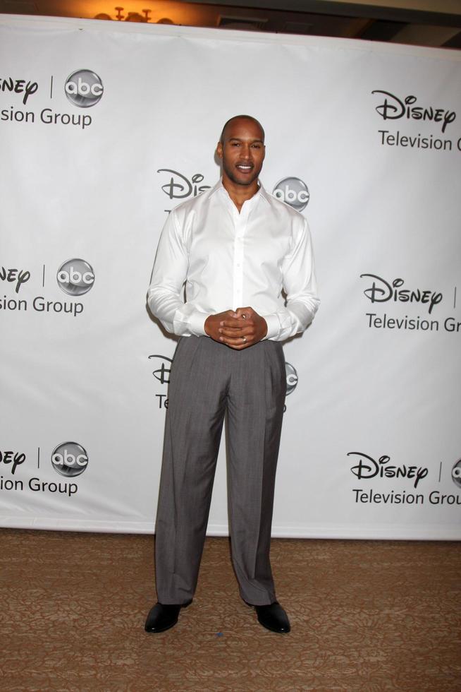 los angeles - 7 de agosto - henry simmons chegando ao grupo de televisão disney abc 2011 summer press tour party no beverly hilton hotel em 7 de agosto de 2011 em beverly hills, ca foto