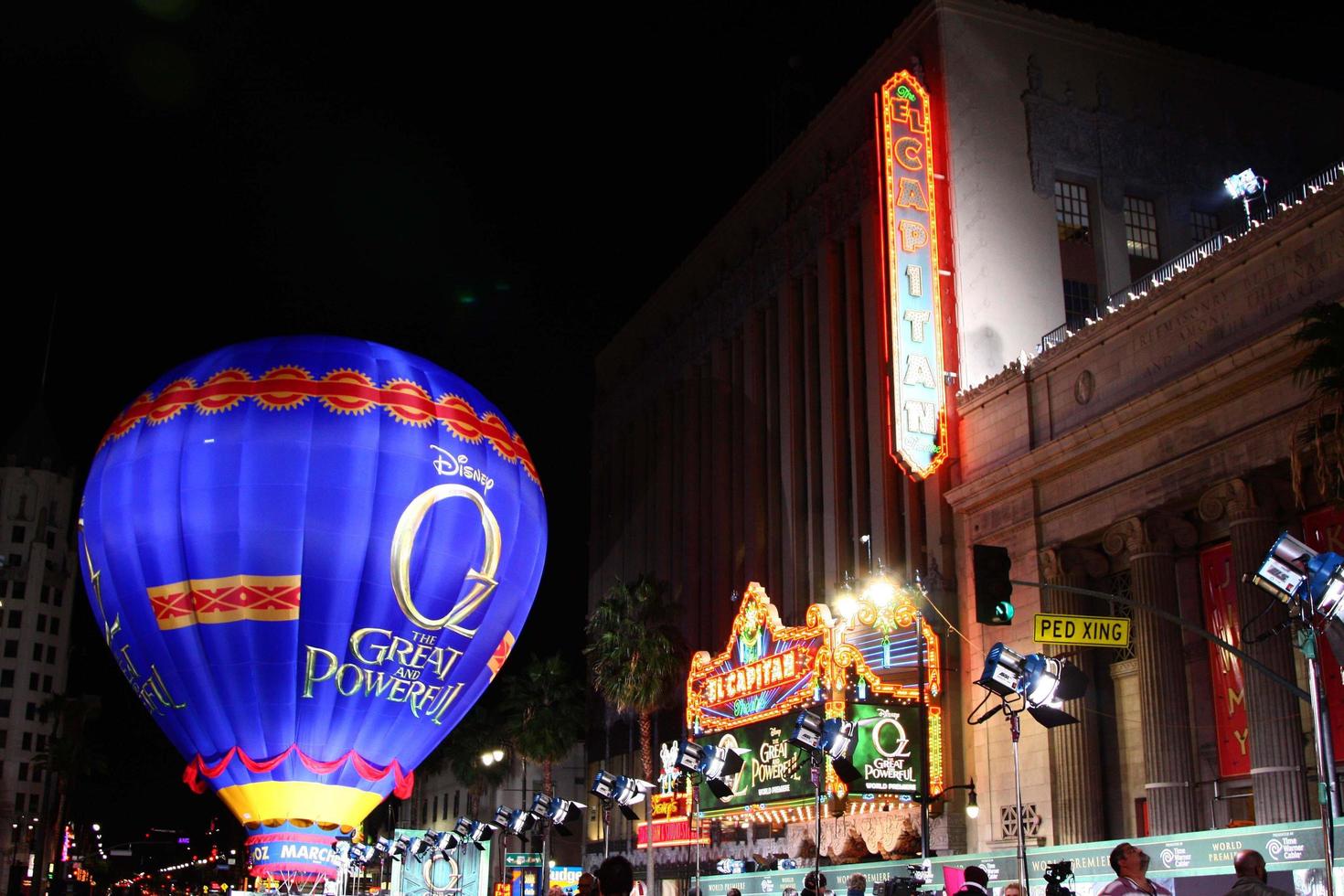 los angeles - 13 de fevereiro - atmosfera no oz a grande e poderosa estreia mundial no teatro el capitan em 13 de fevereiro de 2013 em los angeles, ca foto