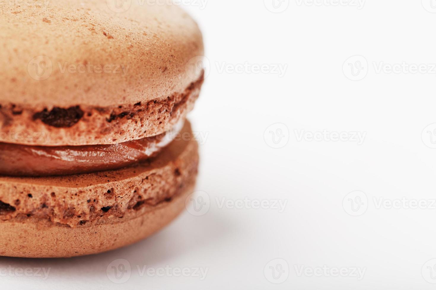 biscoitos de macarrão de chocolate em um fundo branco com recheio marrom, isolado. foto