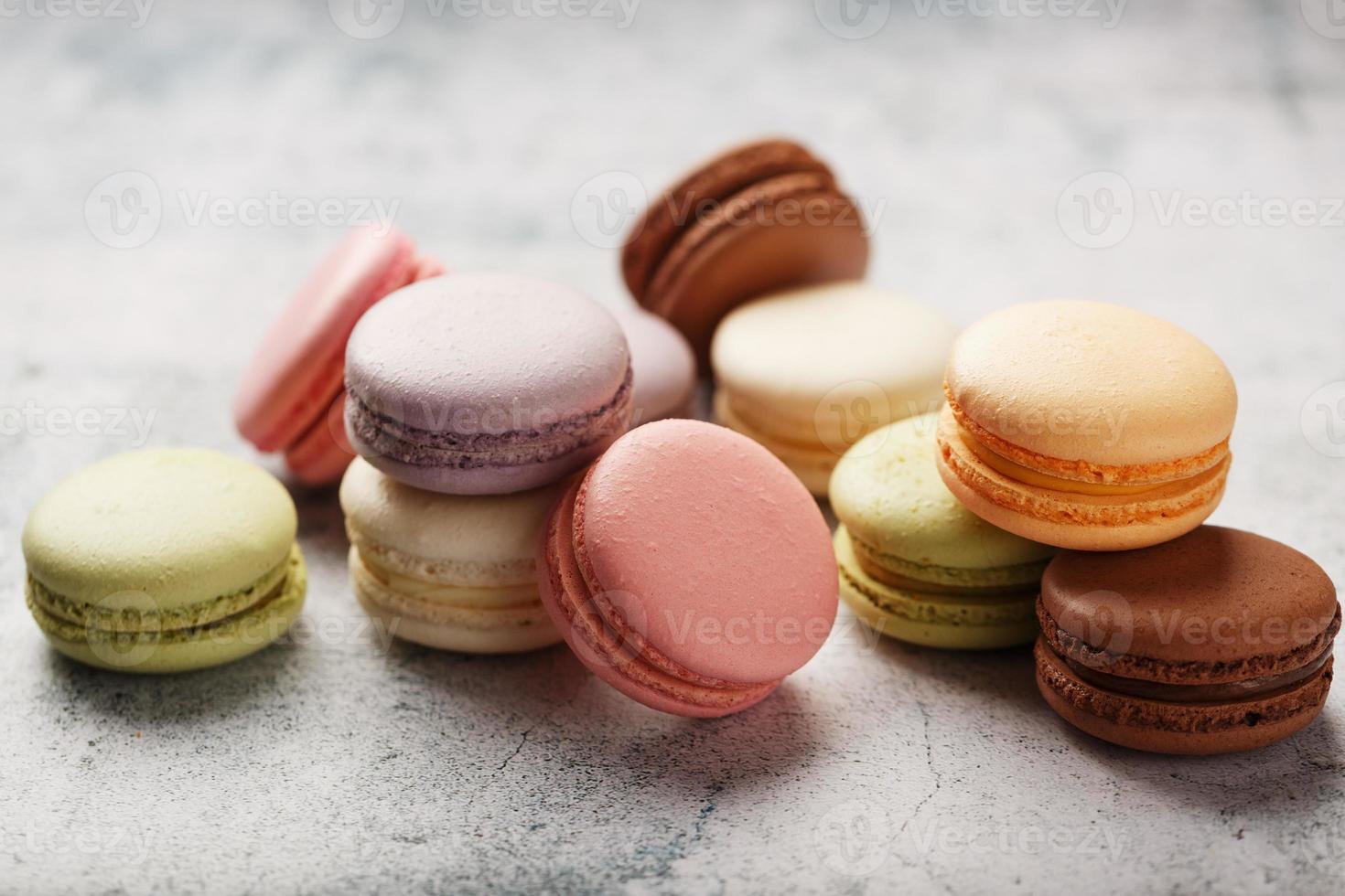 biscoitos de macarrão multicoloridos estão em uma laje de pedra cinza. foto