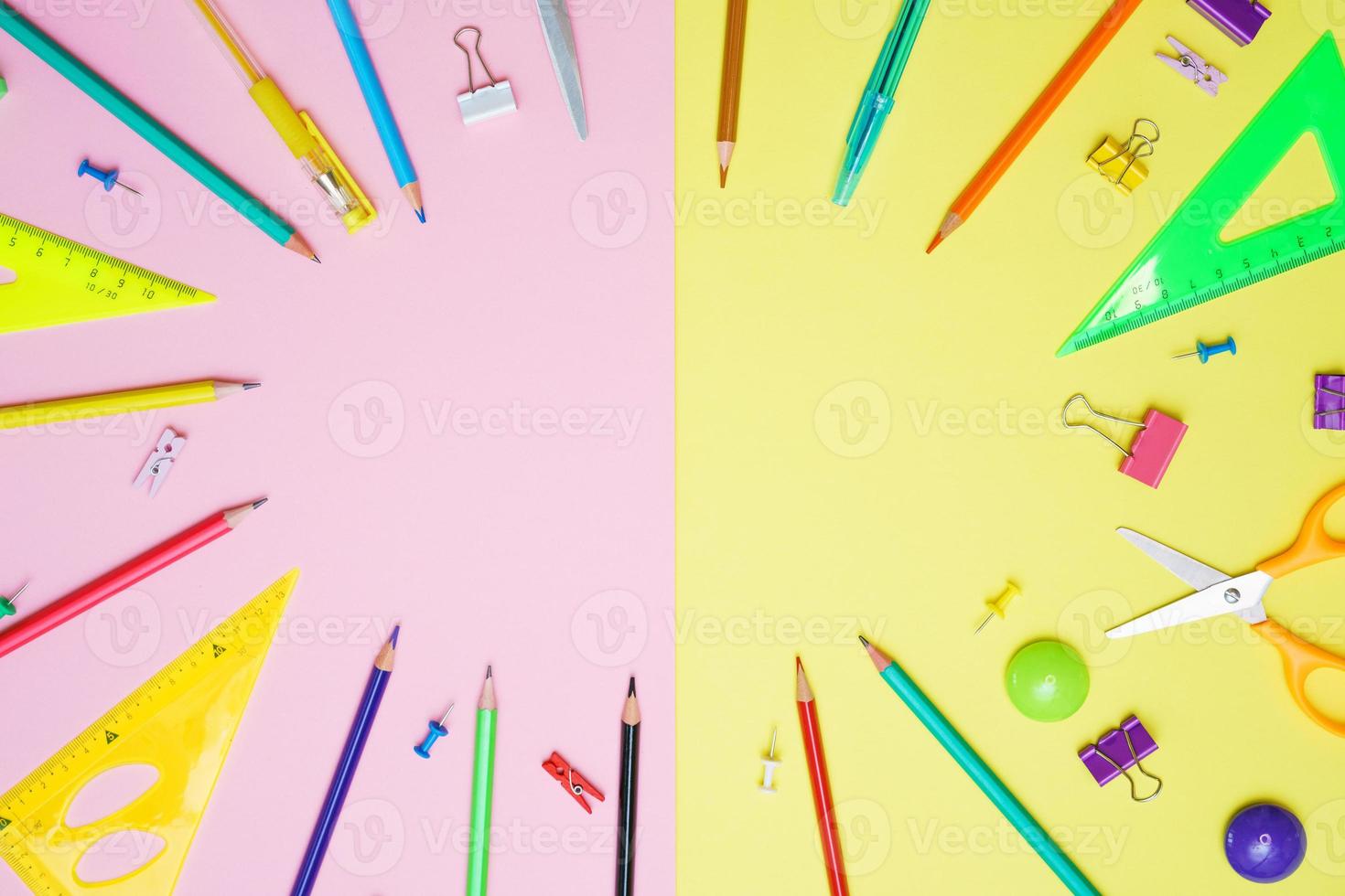 suprimentos colocados na mesa, ferramentas criativas para trabalho criativo escolar em amarelo foto