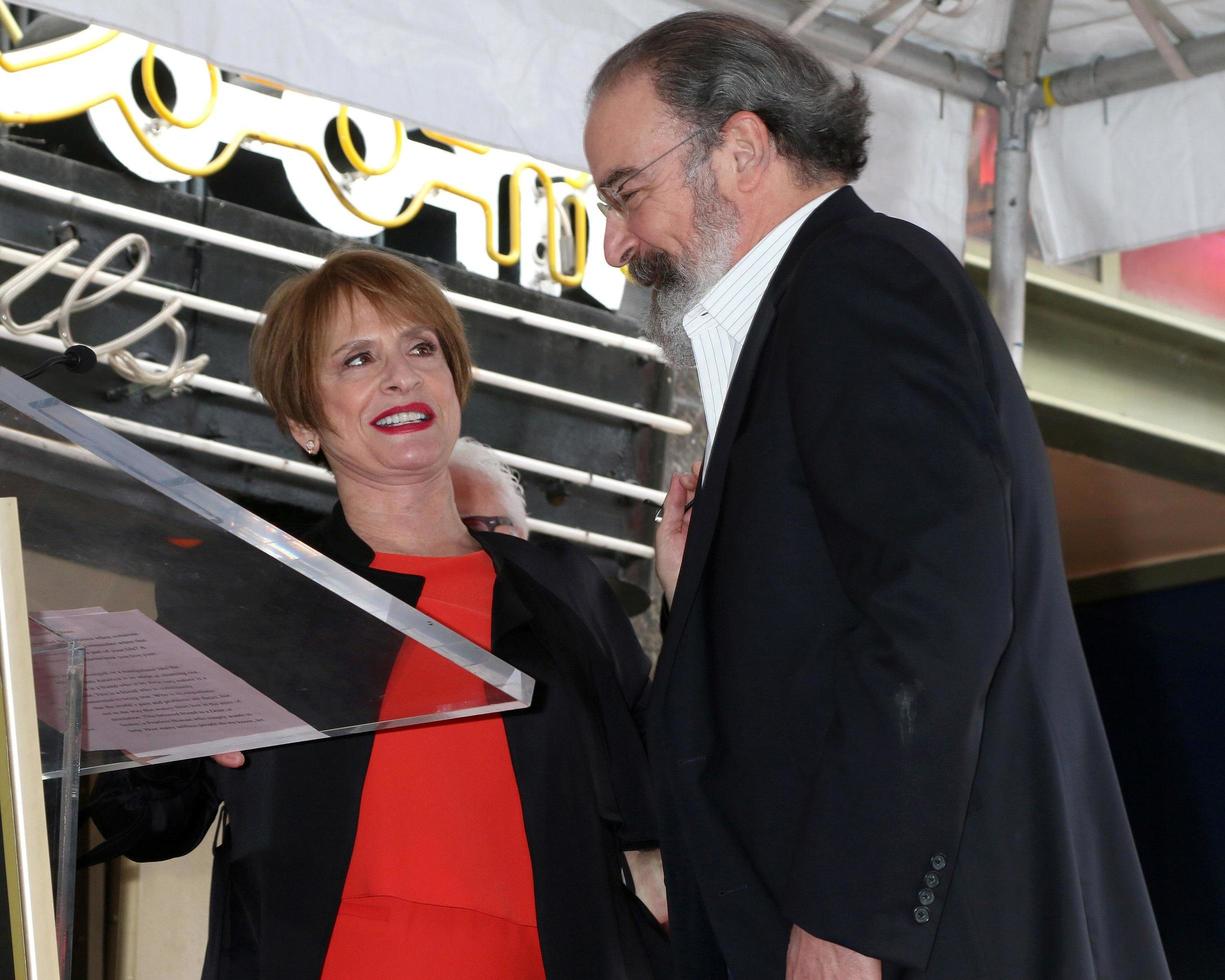 los angeles - 12 de fevereiro - patti lupone, mandy patinkin na cerimônia mandy patinkin star na calçada da fama de hollywood em 12 de fevereiro de 2018 em los angeles, ca foto