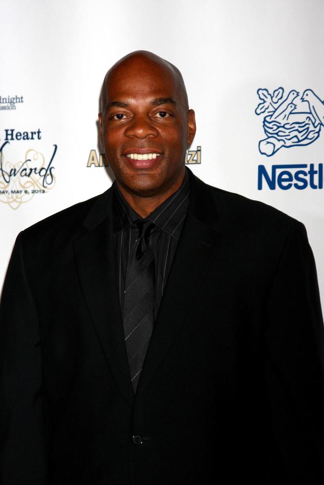 los angeles - 6 de maio - alonzo bodden chega aos prêmios golden heart da missão da meia-noite de 2013 no hotel beverly wilshire em 6 de maio de 2013 em beverly hills, ca foto