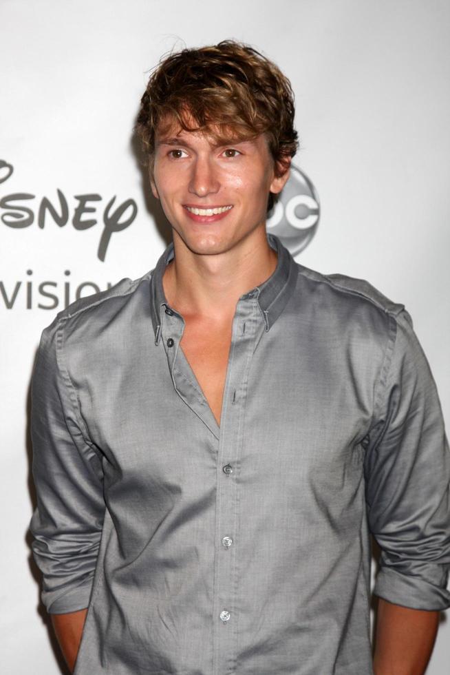 los angeles - 7 de agosto - benjamin stone chegando ao grupo de televisão disney abc festa da turnê de imprensa de verão de 2011 no hotel beverly hilton em 7 de agosto de 2011 em beverly hills, ca foto