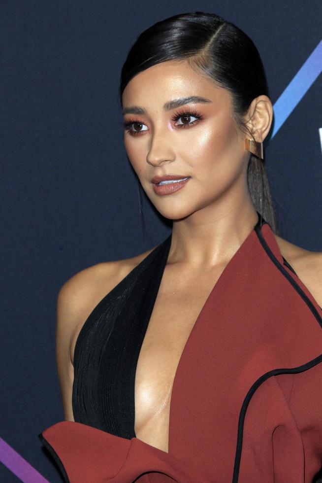 los angeles - 11 de novembro - shay mitchell na escolha do povo prêmios 2018 no barker hanger em 11 de novembro de 2018 em santa monica, ca foto