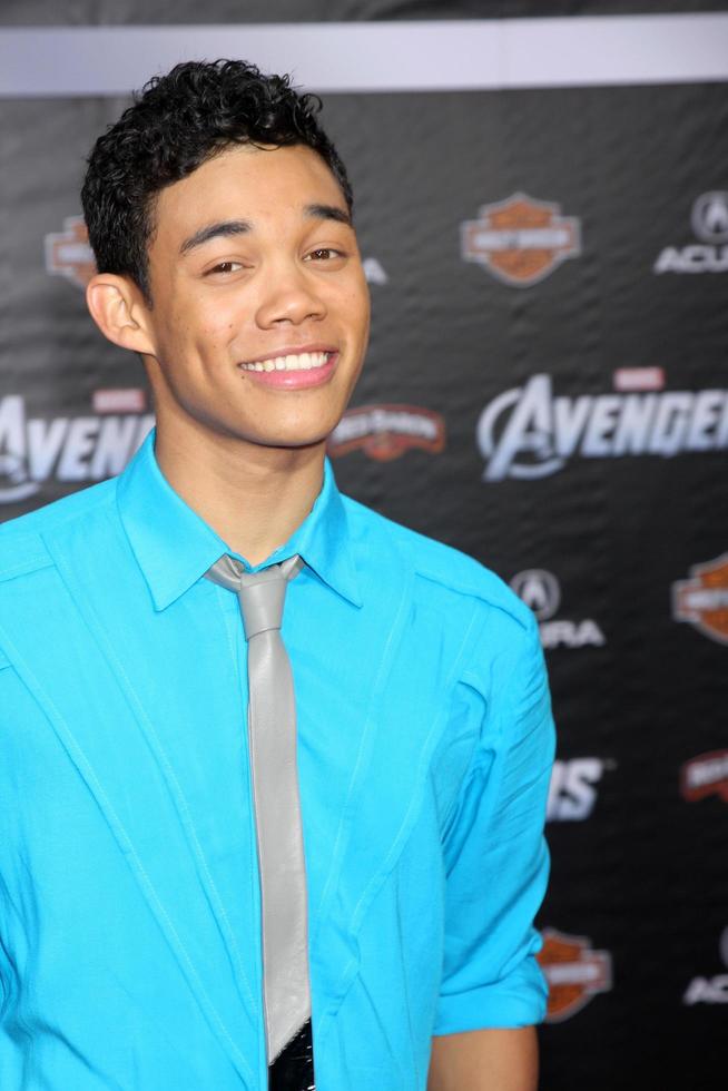 los angeles - 11 de abril - roshon fegan chega na estréia dos vingadores no teatro el capitan em 11 de abril de 2012 em los angeles, ca foto