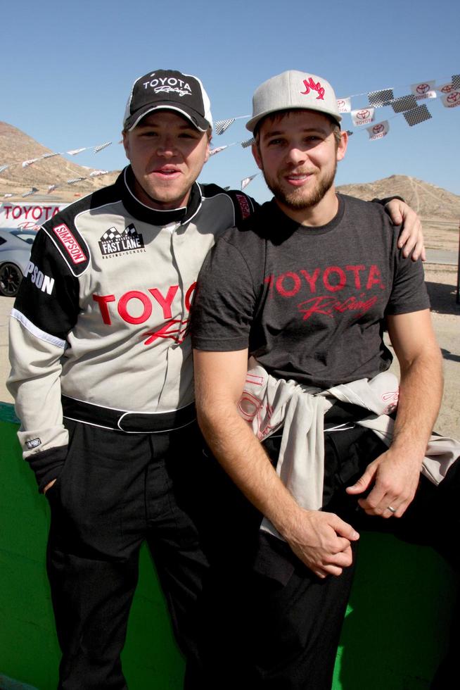 los angeles - 15 de março - brett davern, max thieriot no toyota grand prix de long beach pro-celebrity race training no willow springs international speedway em 15 de março de 2014 em rosamond, ca foto