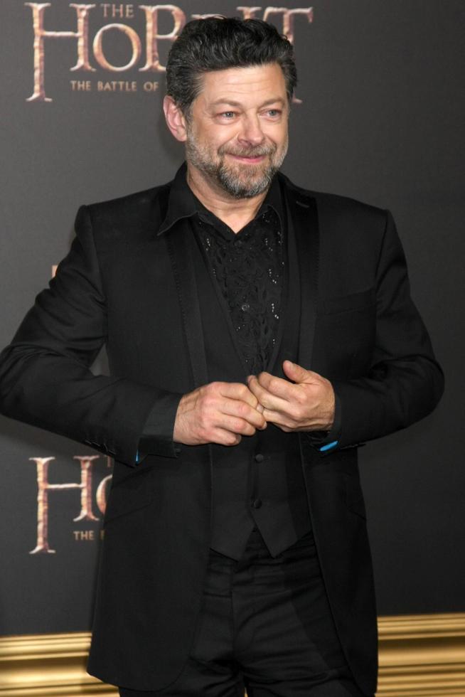 los angeles - 9 de dezembro - andy serkis no hobbit - a batalha dos cinco exércitos los angeles estréia no dolby theatre em 9 de dezembro de 2014 em los angeles, ca foto