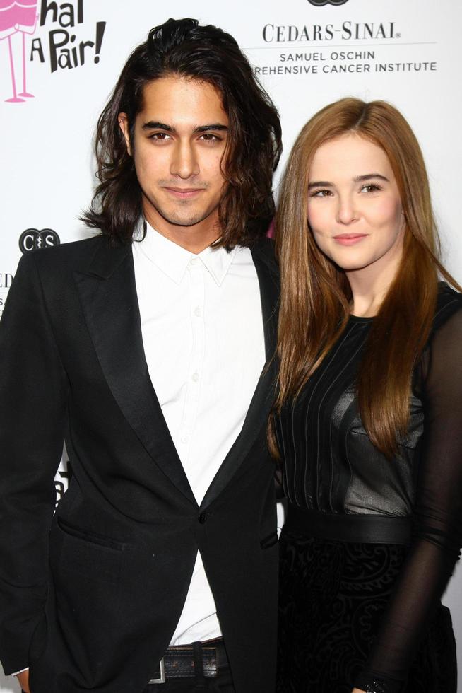 los angeles - 13 de abril - avan jogia, zoey deutch chega ao show beneficente what a pair no palco amplo em 13 de abril de 2013 em santa monica, ca foto