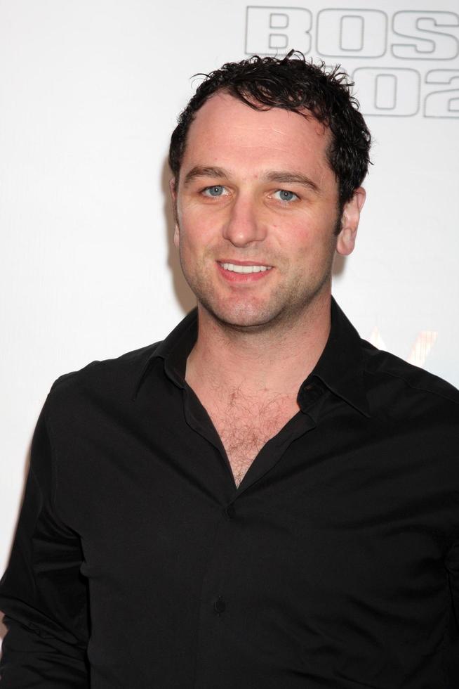 los angeles - 9 de junho - matthew rhys chegando à arte do elysium evento de retorno do ford mustang boss nas residências em w hollywood em 9 de junho de 2011 em los angeles, ca foto