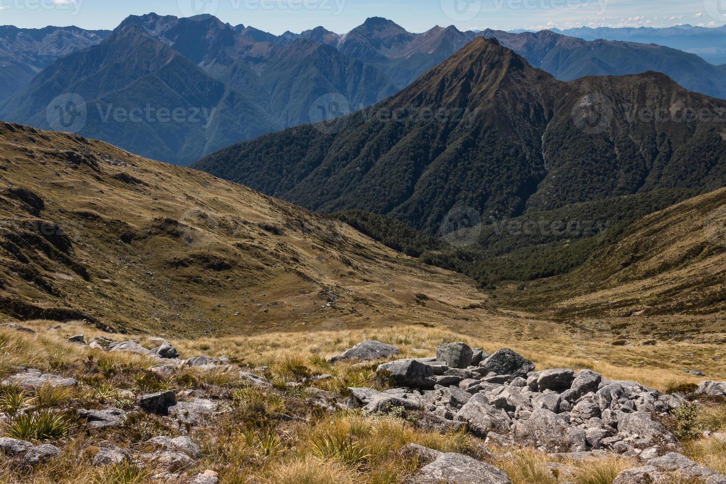 montanhas kepler no parque nacional de fiordland foto