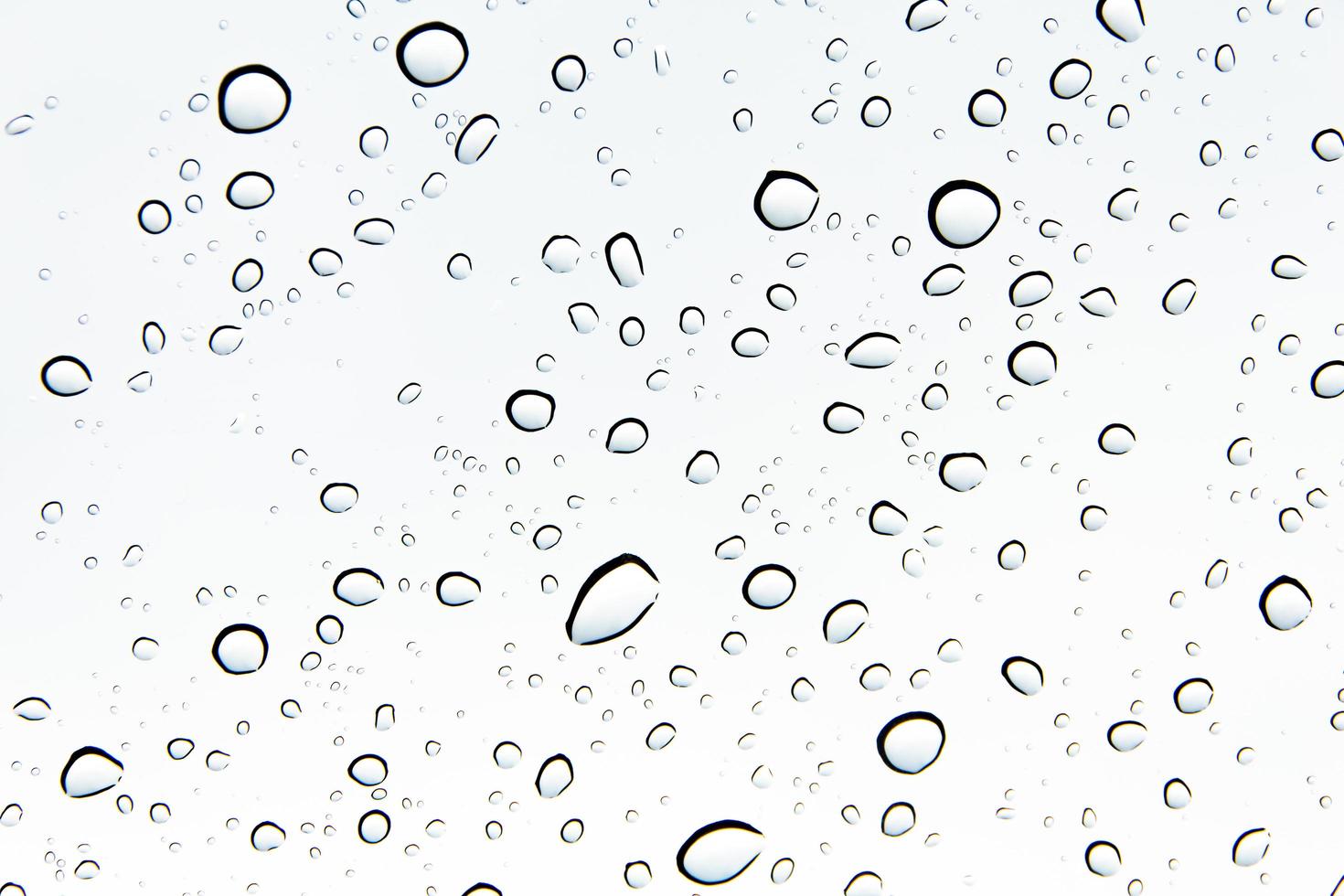 gotas de água e contas de água em vidro transparente. foto