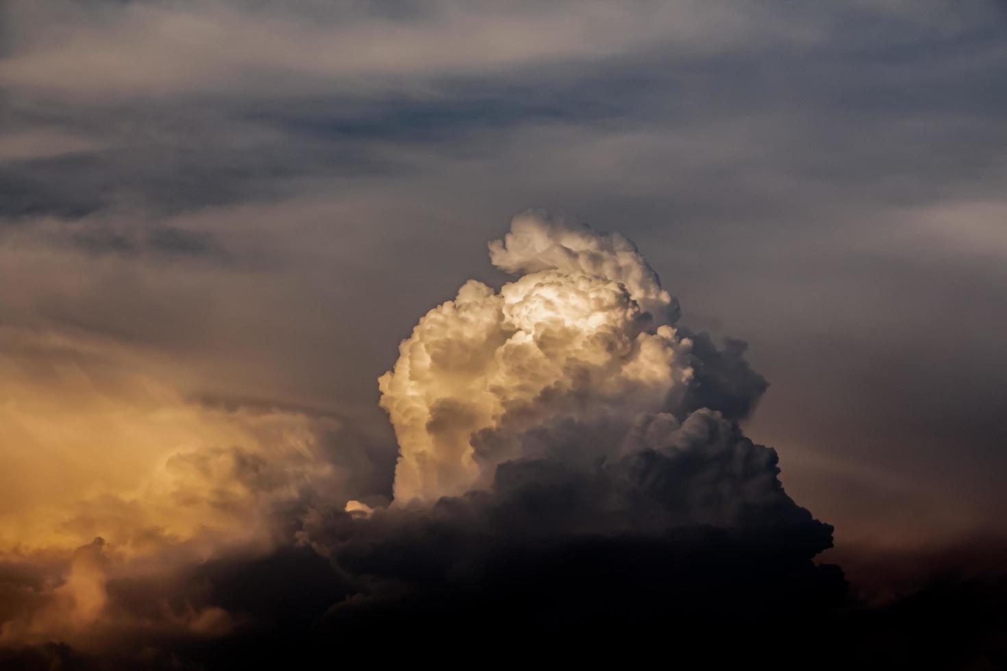 nuvens alaranjadas refletidas na luz do sol da noite. , é um caroço como um caroço no cérebro foto