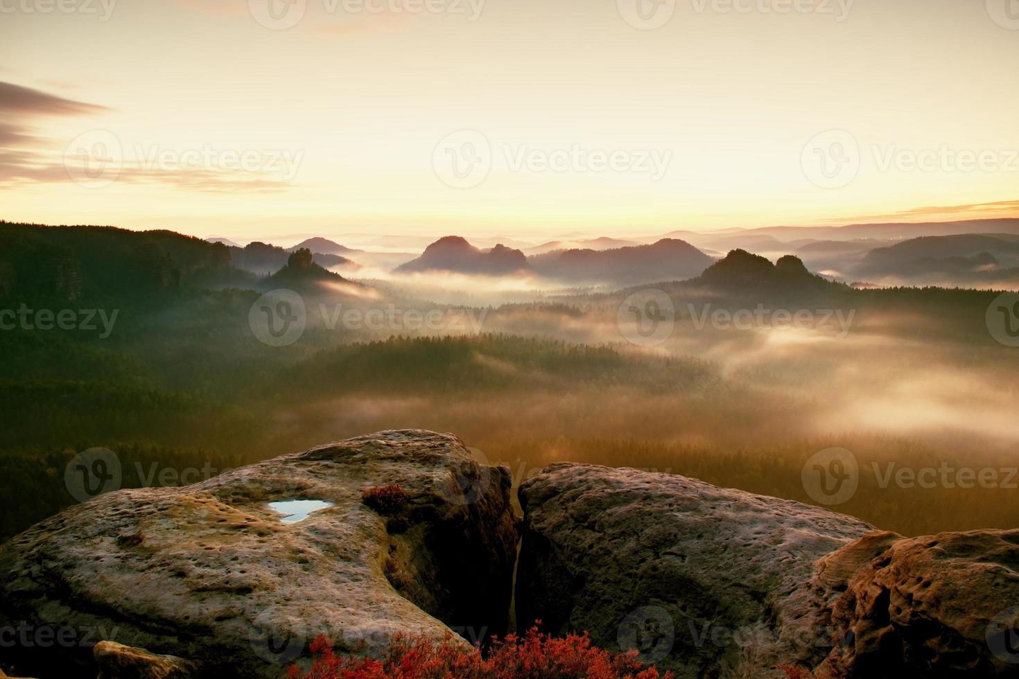vista de kleiner winterberg. fantástico nascer do sol de sonho nas montanhas rochosas foto