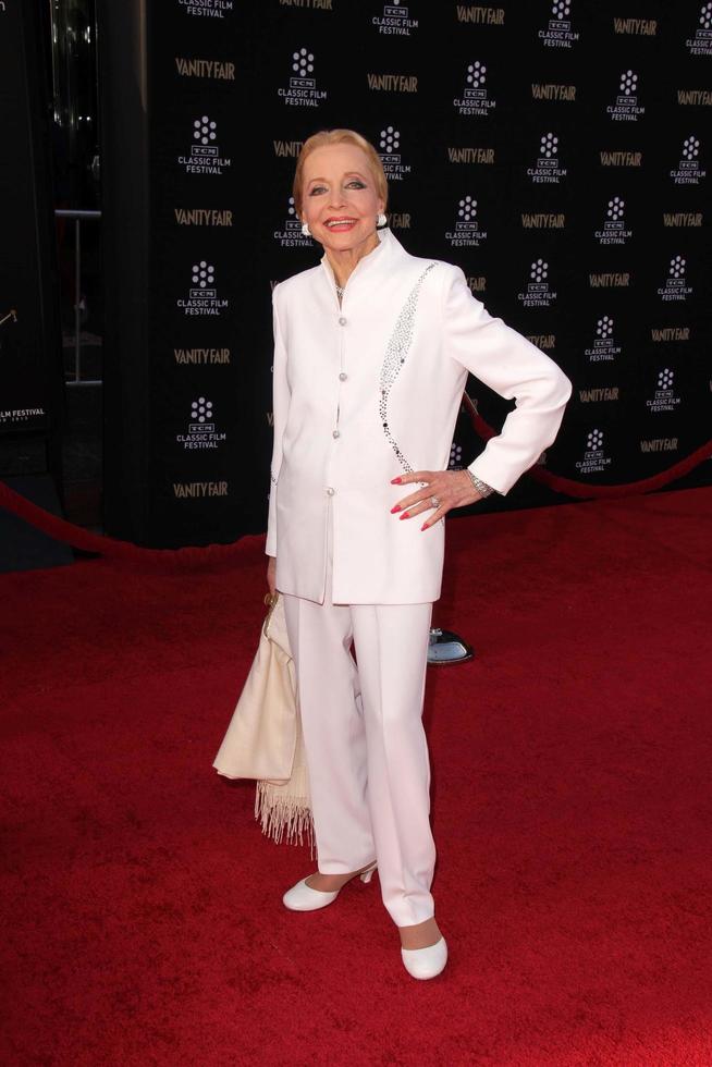 los angeles - 25 de abril - anne jeffreys chega ao festival de cinema clássico tcm noite de abertura do tapete vermelho garota engraçada no teatro chinês em 25 de abril de 2013 em los angeles, ca foto