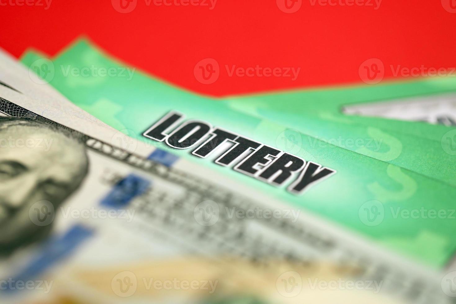 close-up vista de raspadinhas de loteria verde e notas de dólar dos eua. muitos usavam bilhetes de loteria instantâneos falsos com resultados de jogos de azar. vício em jogos de azar foto