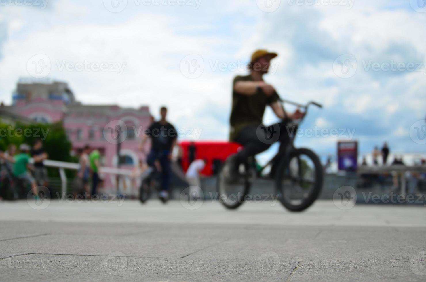 imagem desfocada de muitas pessoas com bicicletas bmx. encontro de fãs de esportes radicais foto